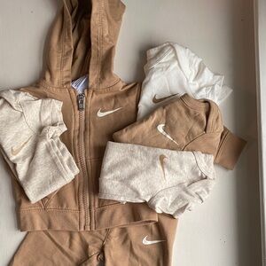 Nike Baby Set in Tan and White
